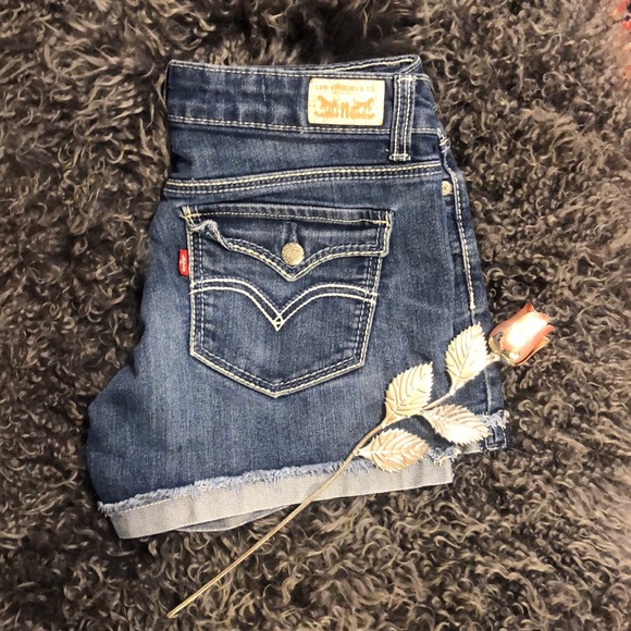 Levi’s Denim Summer Booty Shorts - Picture 1 of 4